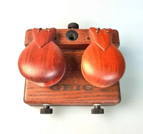 GRIG CA-1R Кастаньеты оркестровые падуковые на подставке RED WOOD CASTANETS